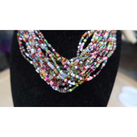 Collier Adriel avec plusieurs rangs de perles multicolors