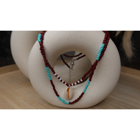 Collier Elisha avec un coquillage et perle marron et bleu turquoise.
