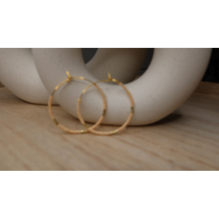 Boucles D'Oreilles Alya créoles avec perles de couleurs en acier inoxydable doré .