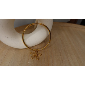 Bracelet Chanael jonc fermé avec fleur pendante en acier inoxydable doré