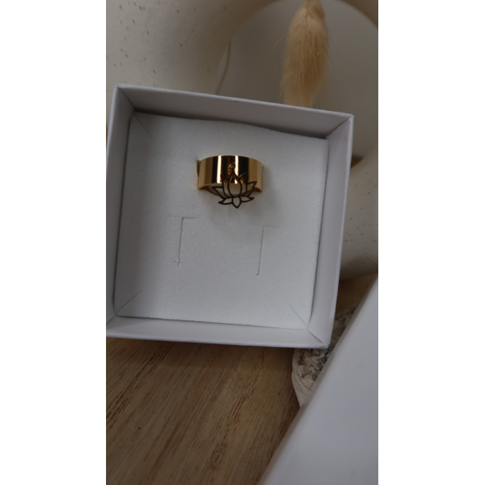Bague Caélia avec une belle pampille de lotus creuse en acier inoxydable doré