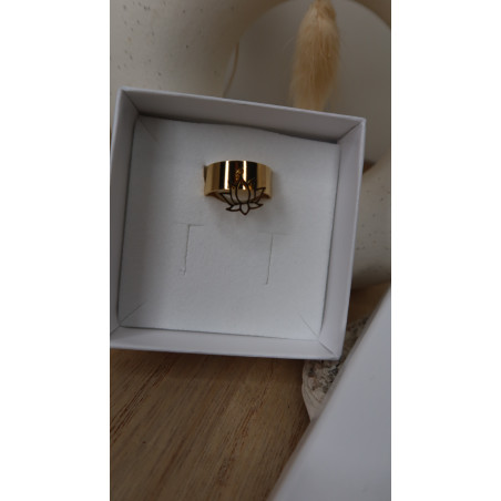 Bague Caélia avec une belle pampille de lotus creuse en acier inoxydable doré
