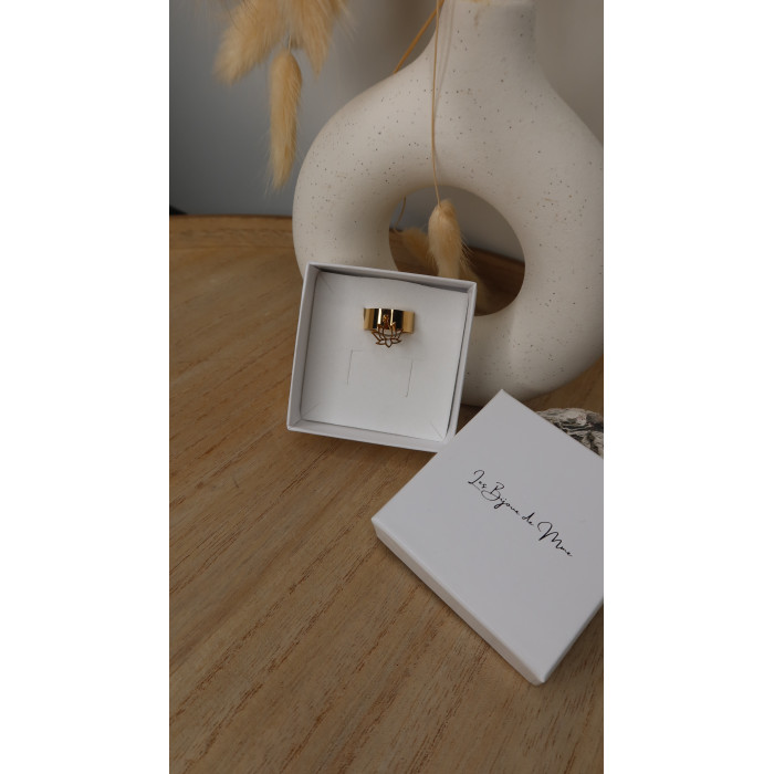 Bague Caélia avec une belle pampille de lotus creuse en acier inoxydable doré