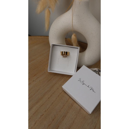Bague Caélia avec une belle pampille de lotus creuse en acier inoxydable doré