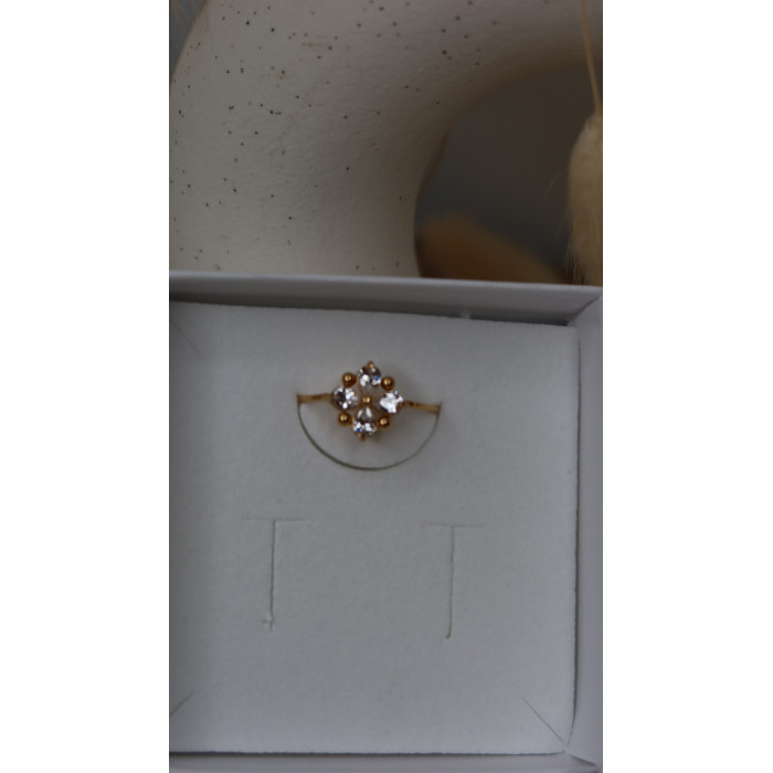 Bague Zoé avec une magnifique fleur avec 4 zirconium en acier inoxydable réglable idéal pour le quotidien ou même en soirée.  Tr