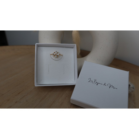 Bague Zoé avec une magnifique fleur avec 4 zirconium en acier inoxydable réglable idéal pour le quotidien ou même en soirée.  Tr