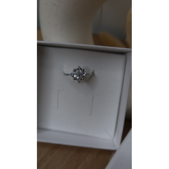 Bague Zoé avec une magnifique fleur avec 4 zirconium en acier inoxydable réglable idéal pour le quotidien ou même en soirée.  Tr