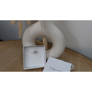 Bague Zoé avec une magnifique fleur avec 4 zirconium en acier inoxydable réglable idéal pour le quotidien ou même en soirée.  Tr