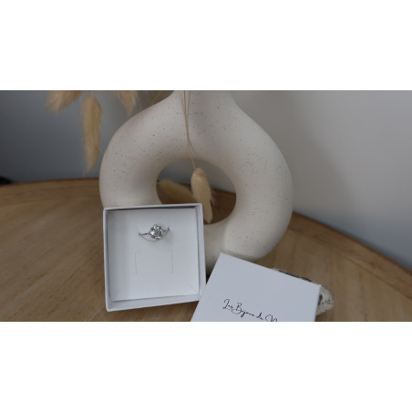 Bague Zoé avec une magnifique fleur avec 4 zirconium en acier inoxydable réglable idéal pour le quotidien ou même en soirée.  Tr