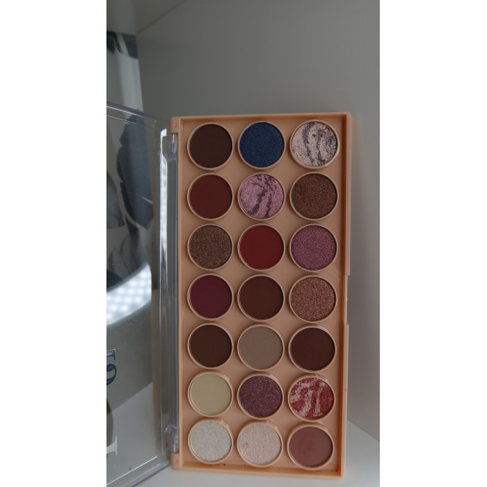 Palette Influence 21 fard irise mat et brillant dans les ton prune violet