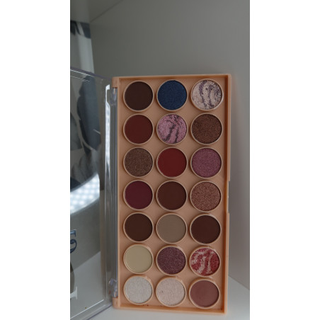 Palette Influence 21 fard irise mat et brillant dans les ton prune violet