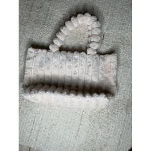 Sac Moumoute tendance pour cette hiver lors de nos sorties le soir avec un chocolat chaud. Ce sac et vraiment cocooning
