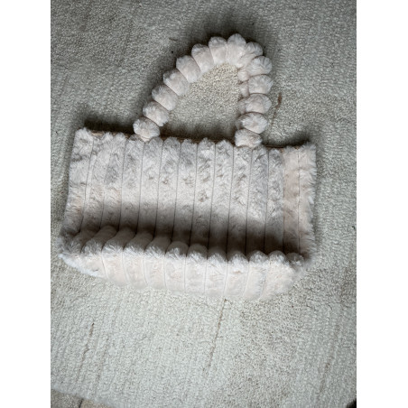 Sac Moumoute tendance pour cette hiver lors de nos sorties le soir avec un chocolat chaud. Ce sac et vraiment cocooning