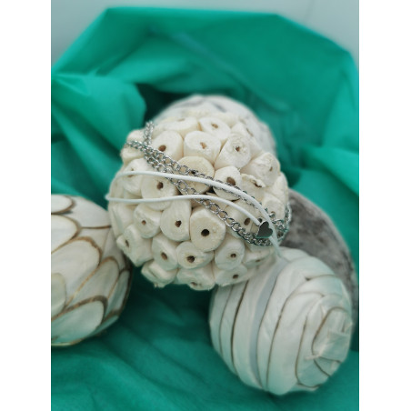 Chaine de cheville double en acier inoxydable et corton de coton blanc avec un coeur silver.